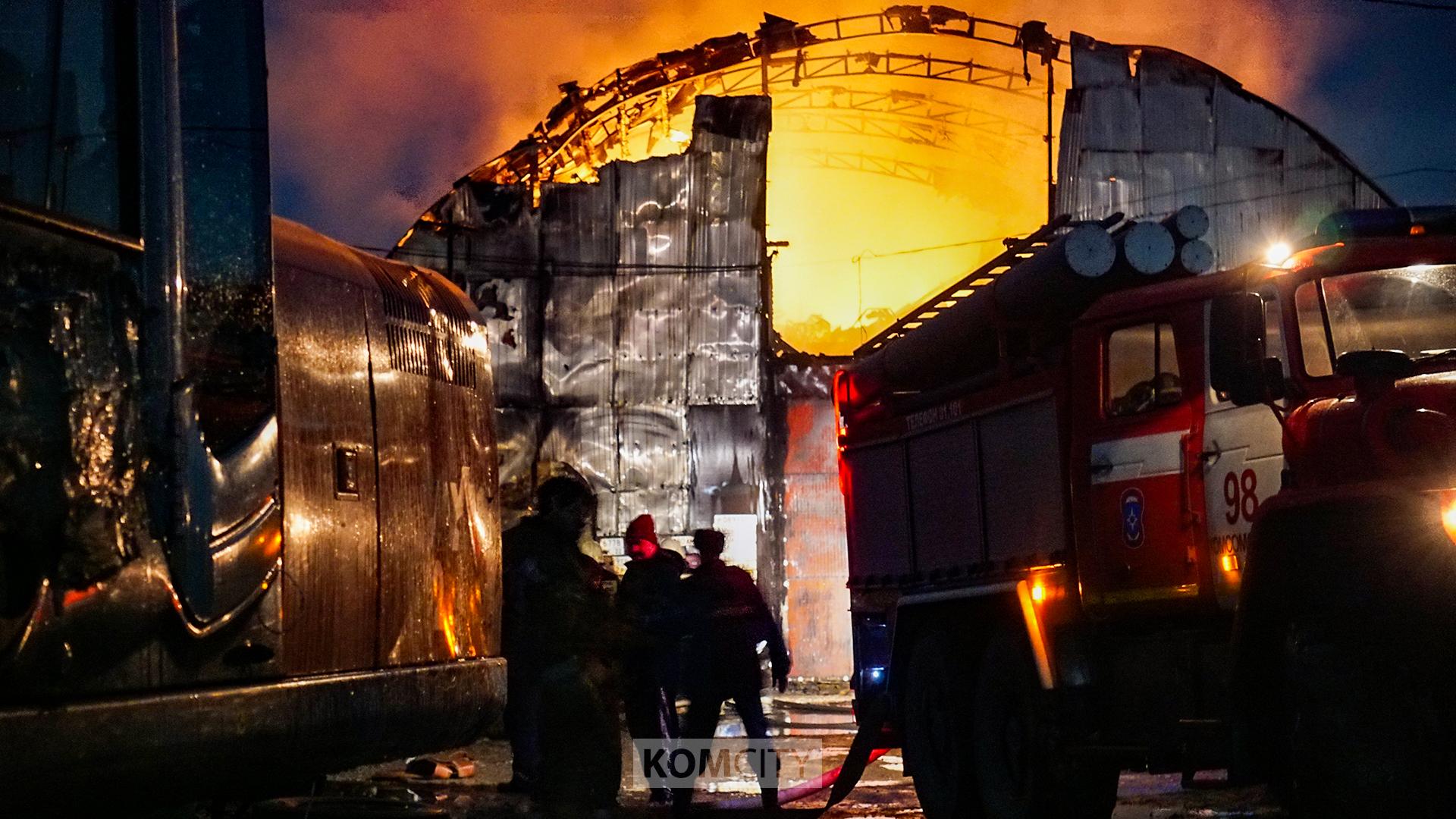 В ангаре на Северном сгорели два грузовика и оборудование