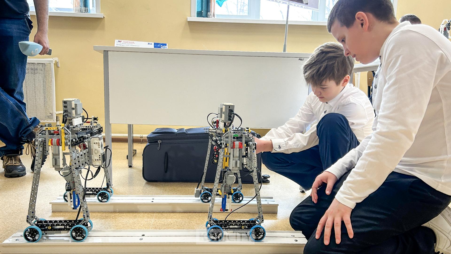 Городские школьники приняли участие в выставке технического творчества «Мой робот»