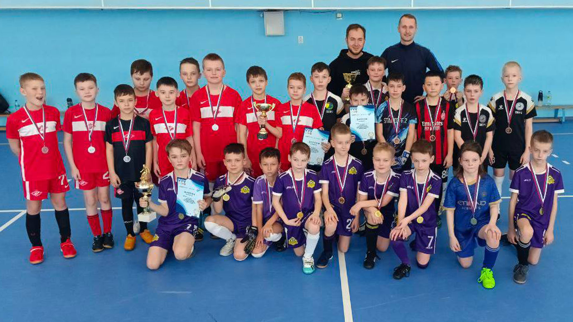 Праздничный футбольный турнир собрал в шесть команд в СК «Смена»