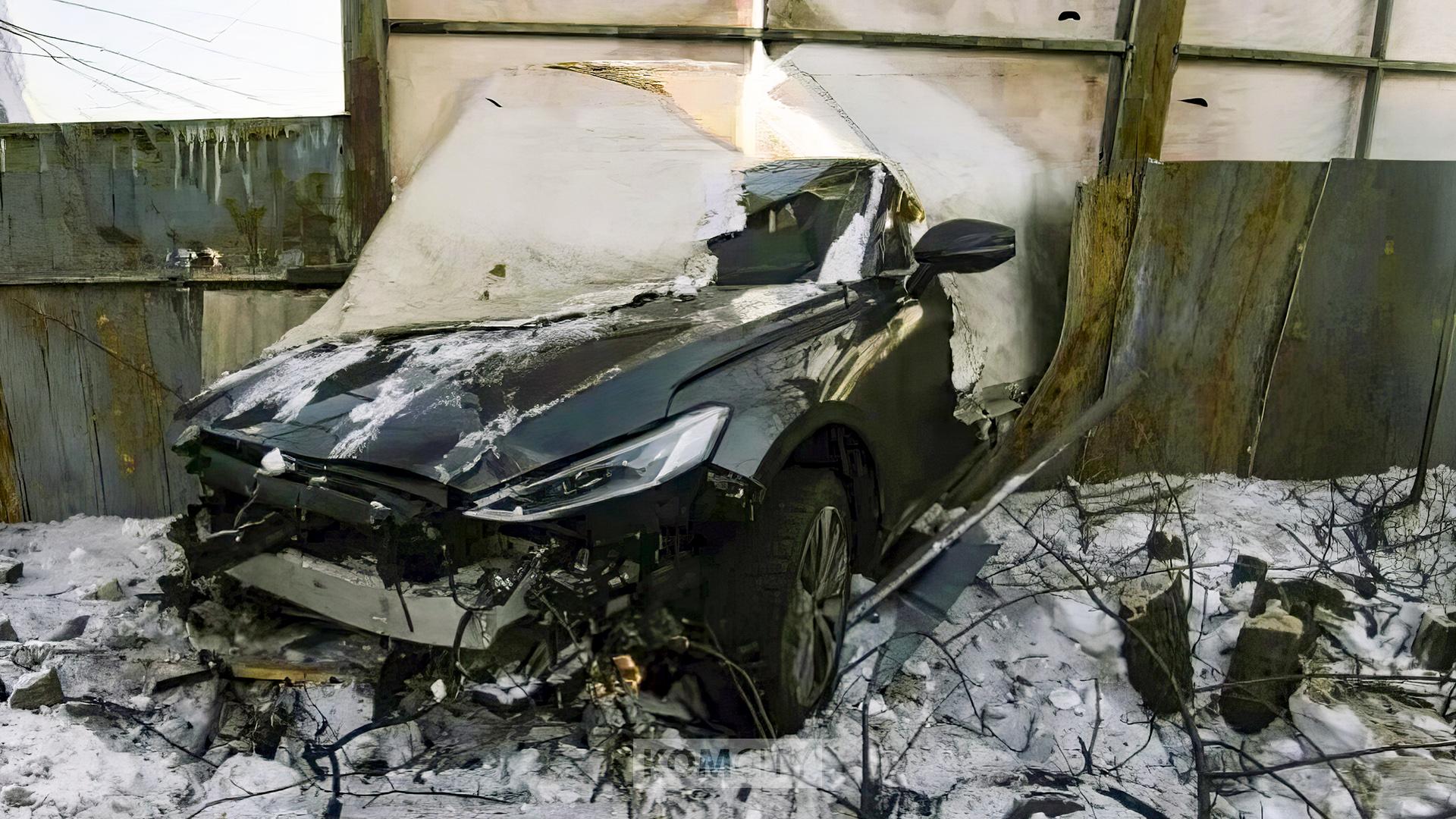 Причиной вылета машины в забор на Северном стал гололёд