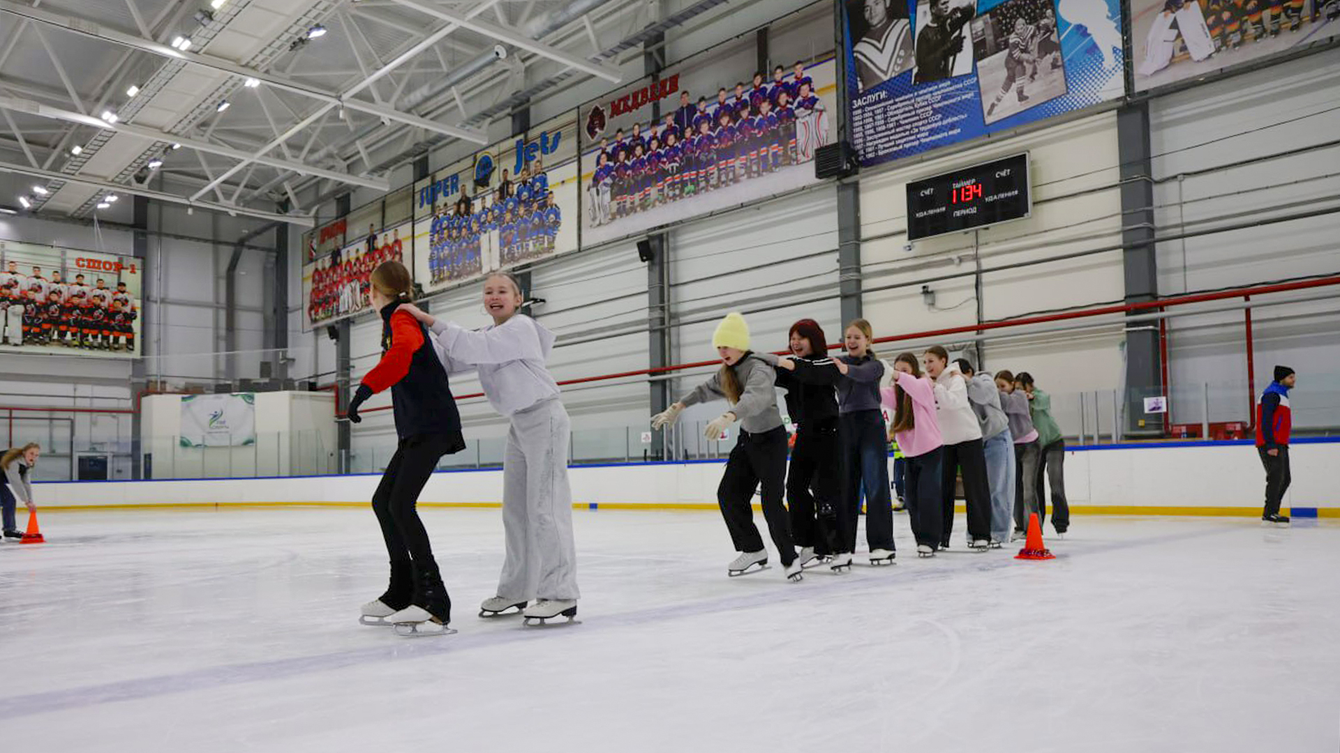 Эстафеты на коньках устроили для комсомольских школьниц в ФОКе