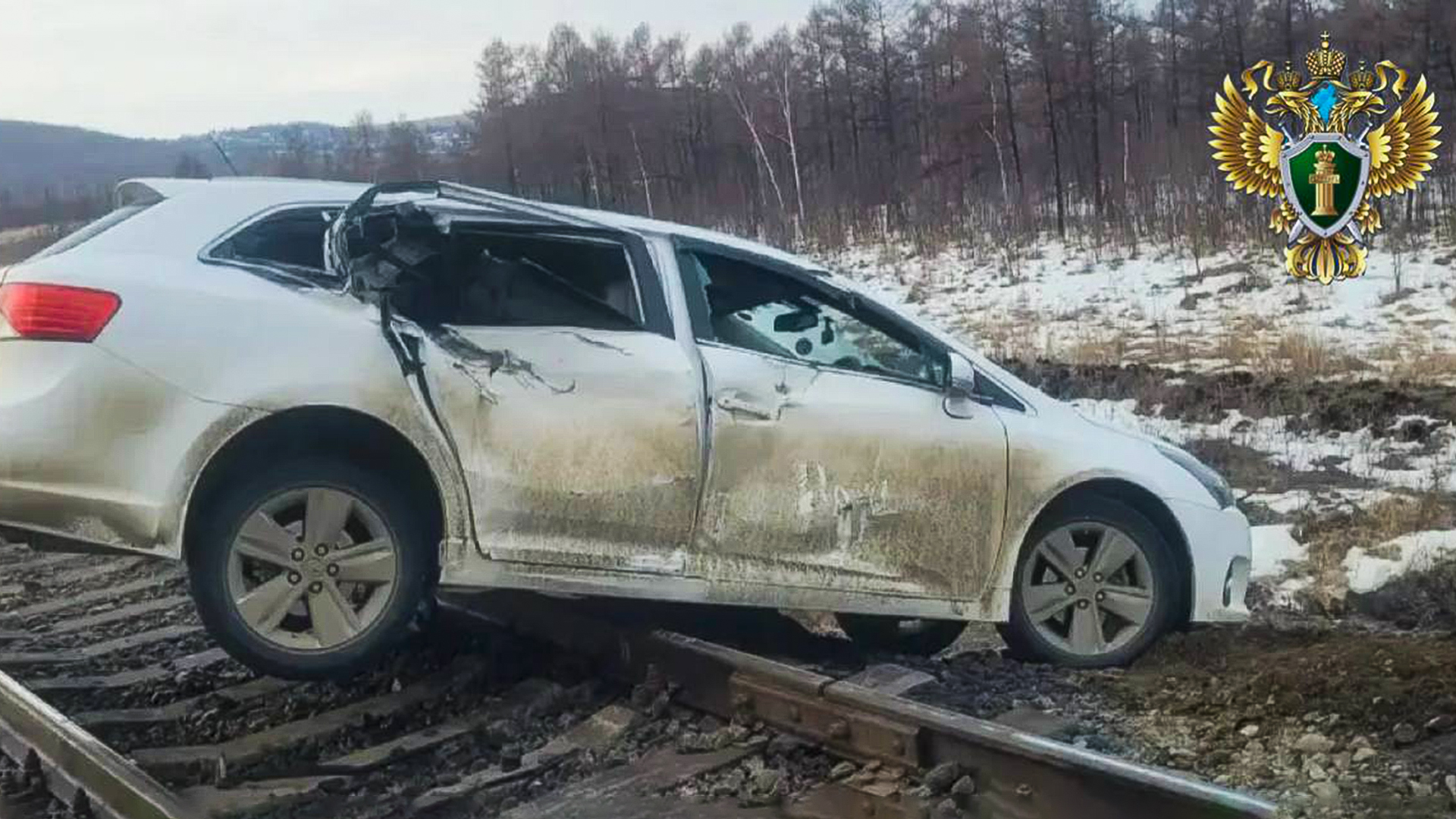 На станции Мылки локомотив снёс нарушившую ПДД машину