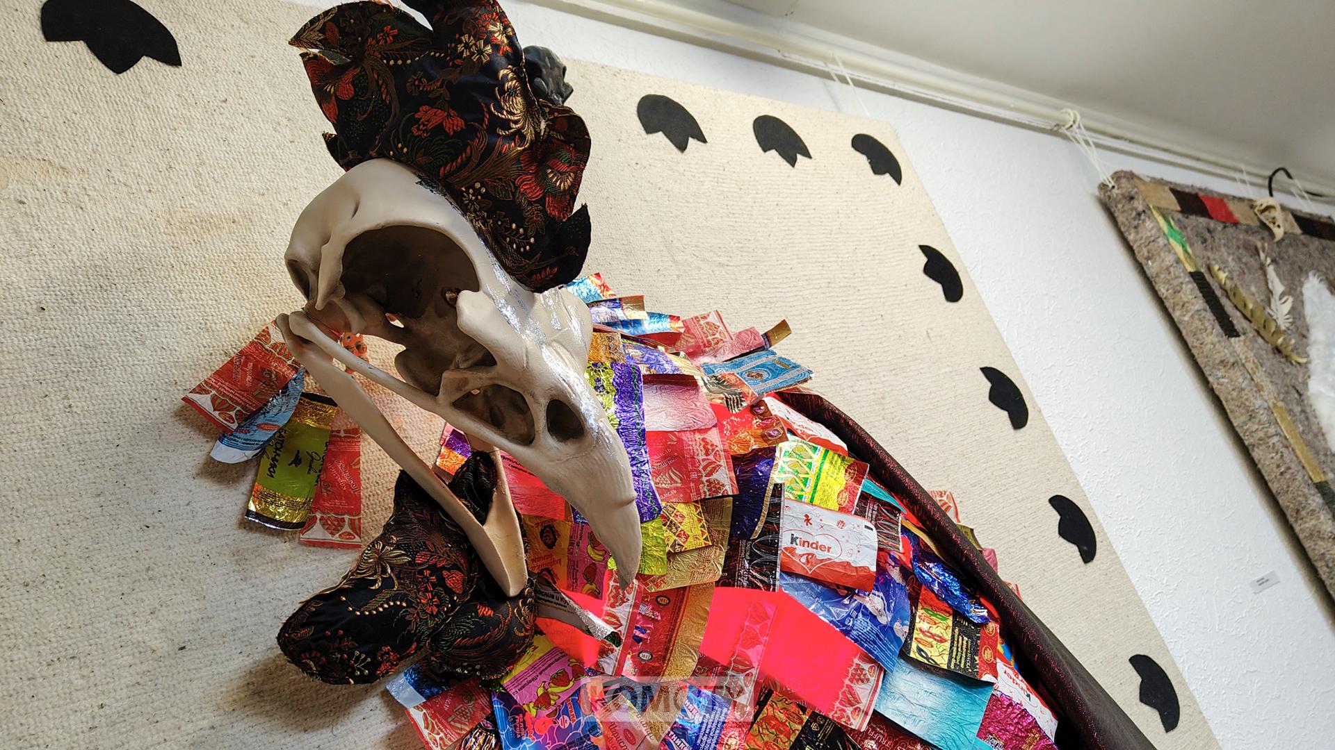 Инсталляцию из тысячи фантиков от конфет сделал художник из Хабаровска на новой выставке в «Метаморфозе»