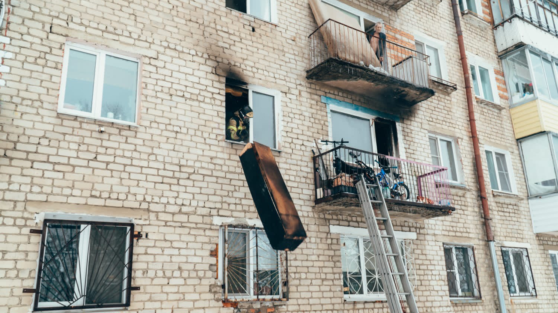 Маму и двух детей спасли из пожара на Калинина