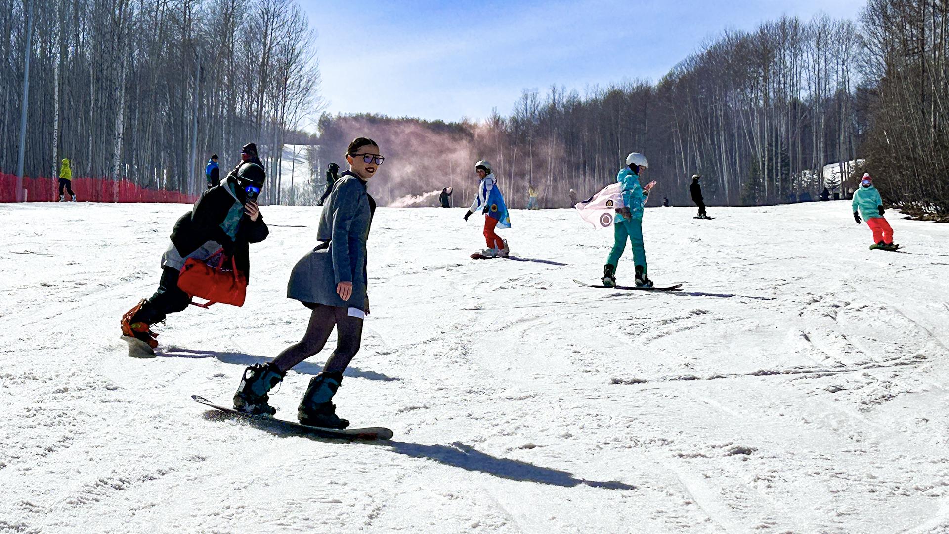 На Холдоми закрыли сезон массовым костюмированным спуском 