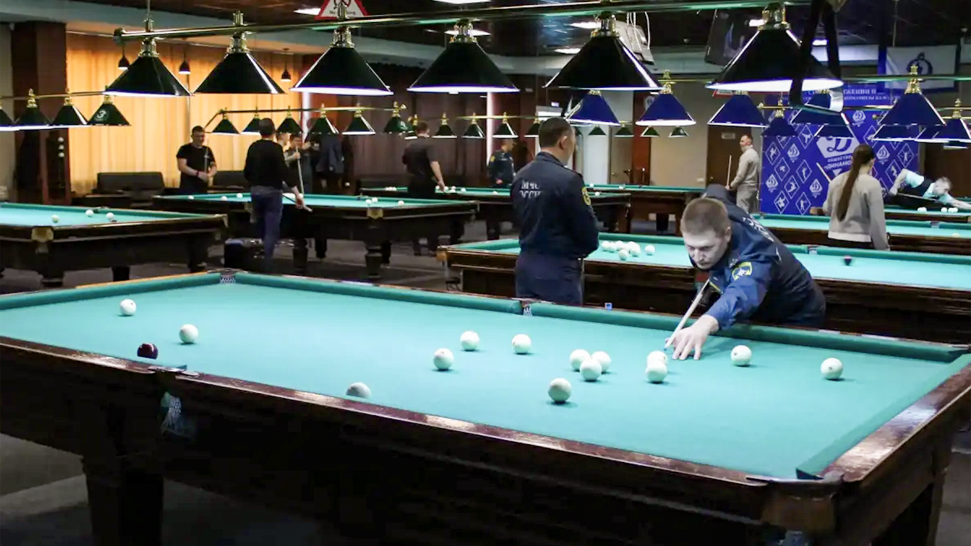 Полицейские и пожарные сыграли в бильярд в очередном этапе динамовской спартакиады