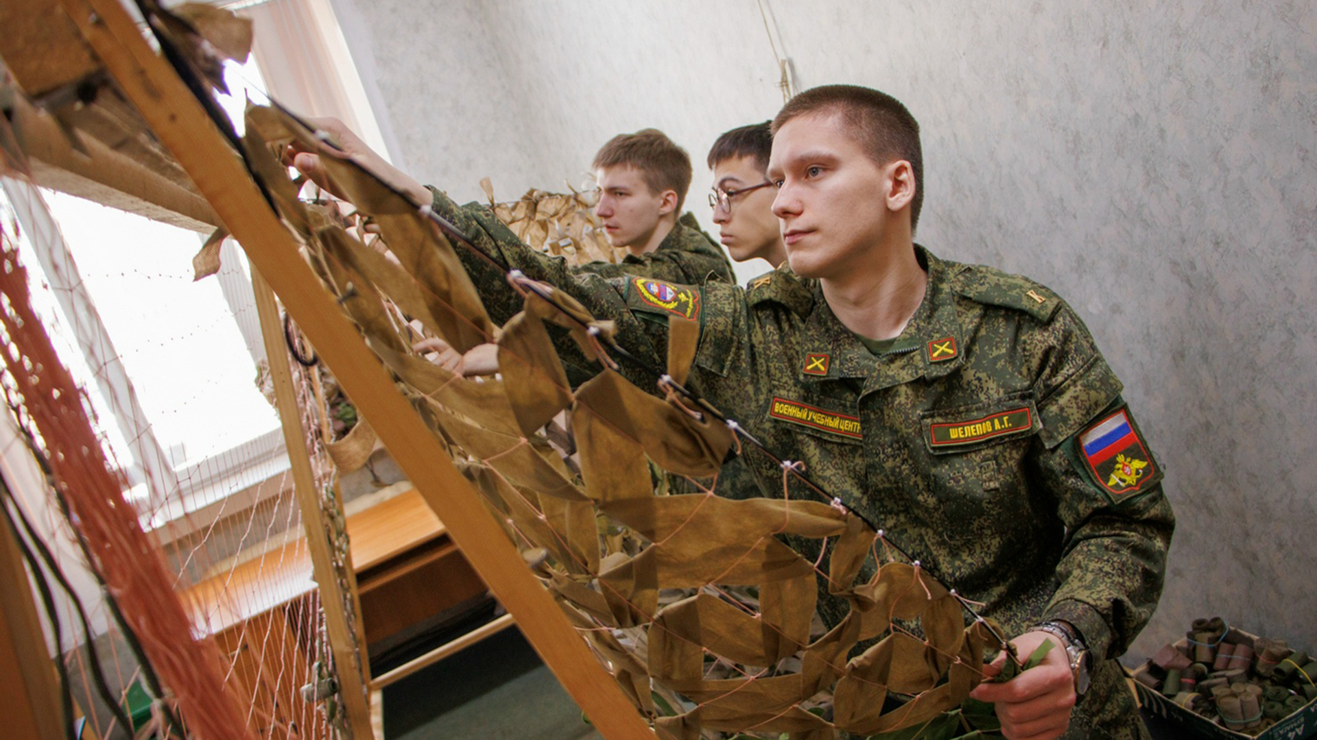 400 квадратных метров маскировочных сетей сплели в КнАГУ для Донбасса с начала года