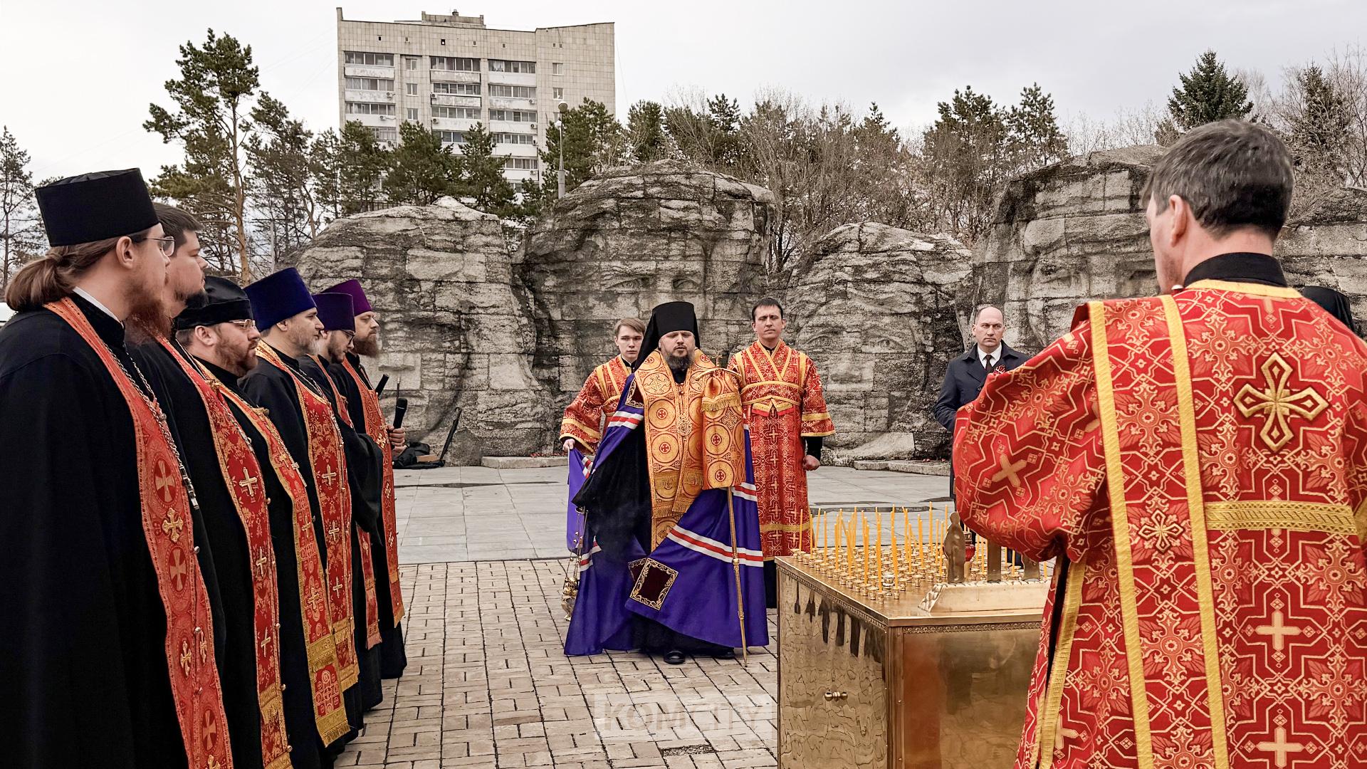 На Мемориале провели заупокойное богослужение в память о павших воинах