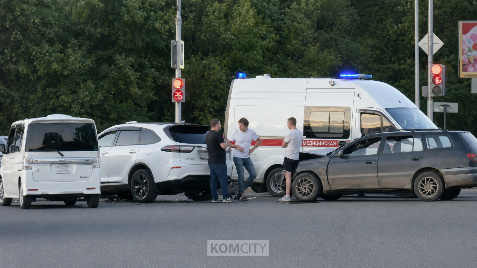 Очевидцев и видео момента тройного ДТП на Комшоссе разыскивает ГАИ