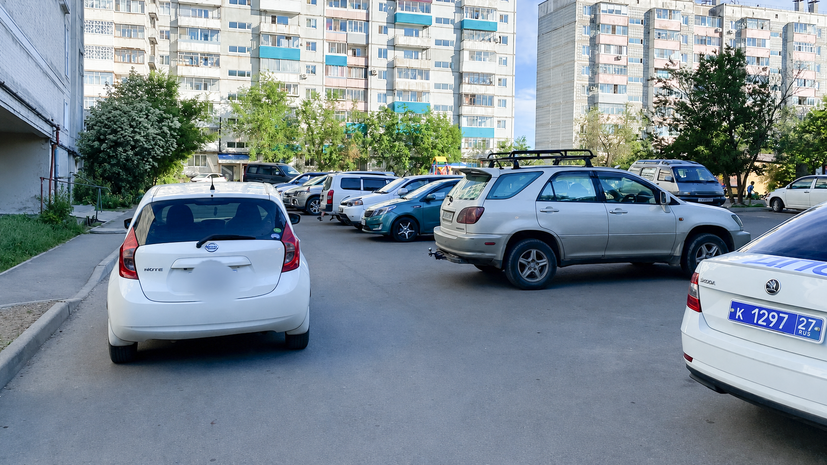 Мальчик на велосипеде врезался в машину на Парусе