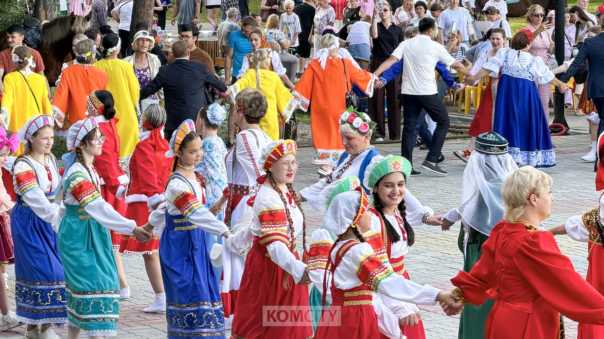 Хороводы, варганы и плов — праздник единства народов прошёл на Набережной