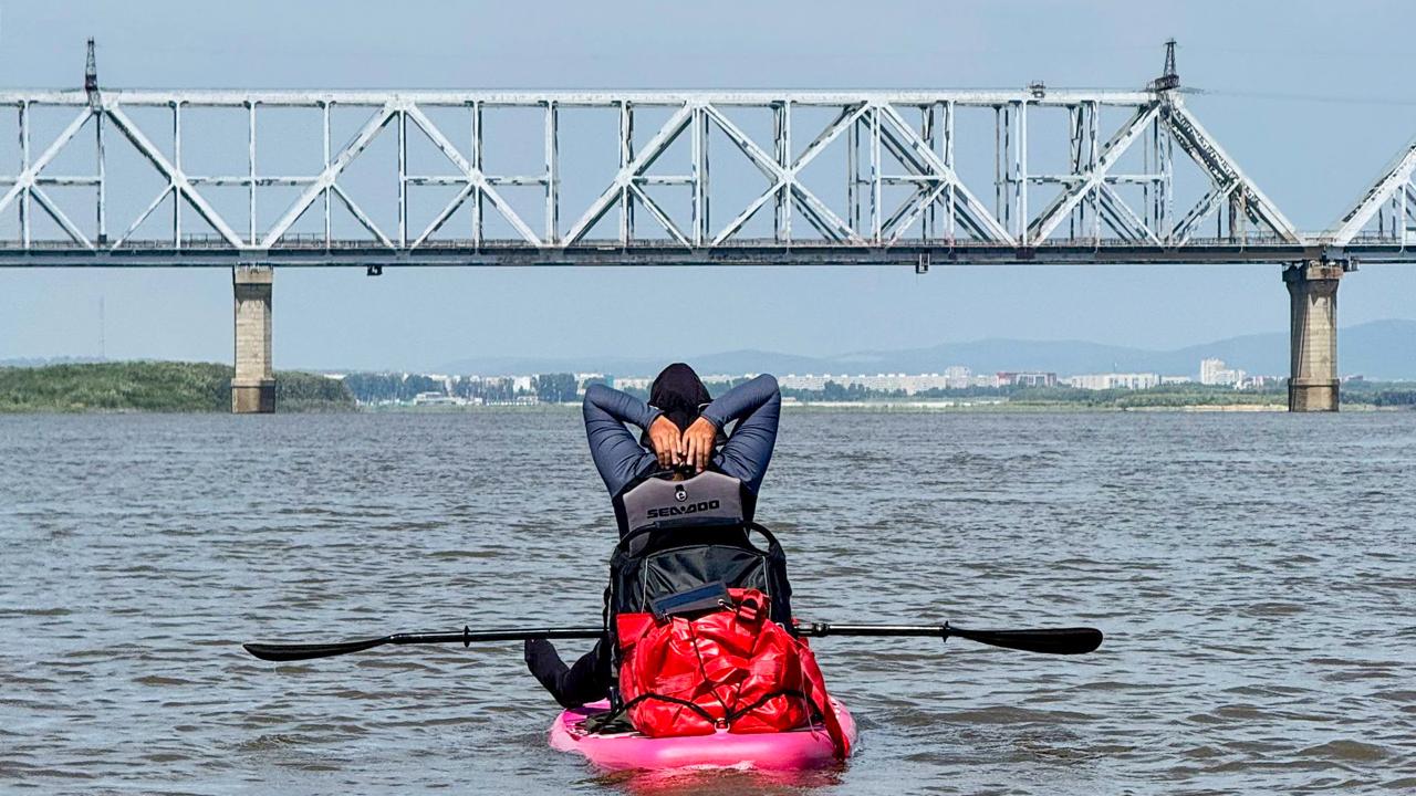 Из-за высокого уровня воды путешественник Юрий Скоробогатов досрочно завершил сап-экспедицию в Комсомольске-на-Амуре