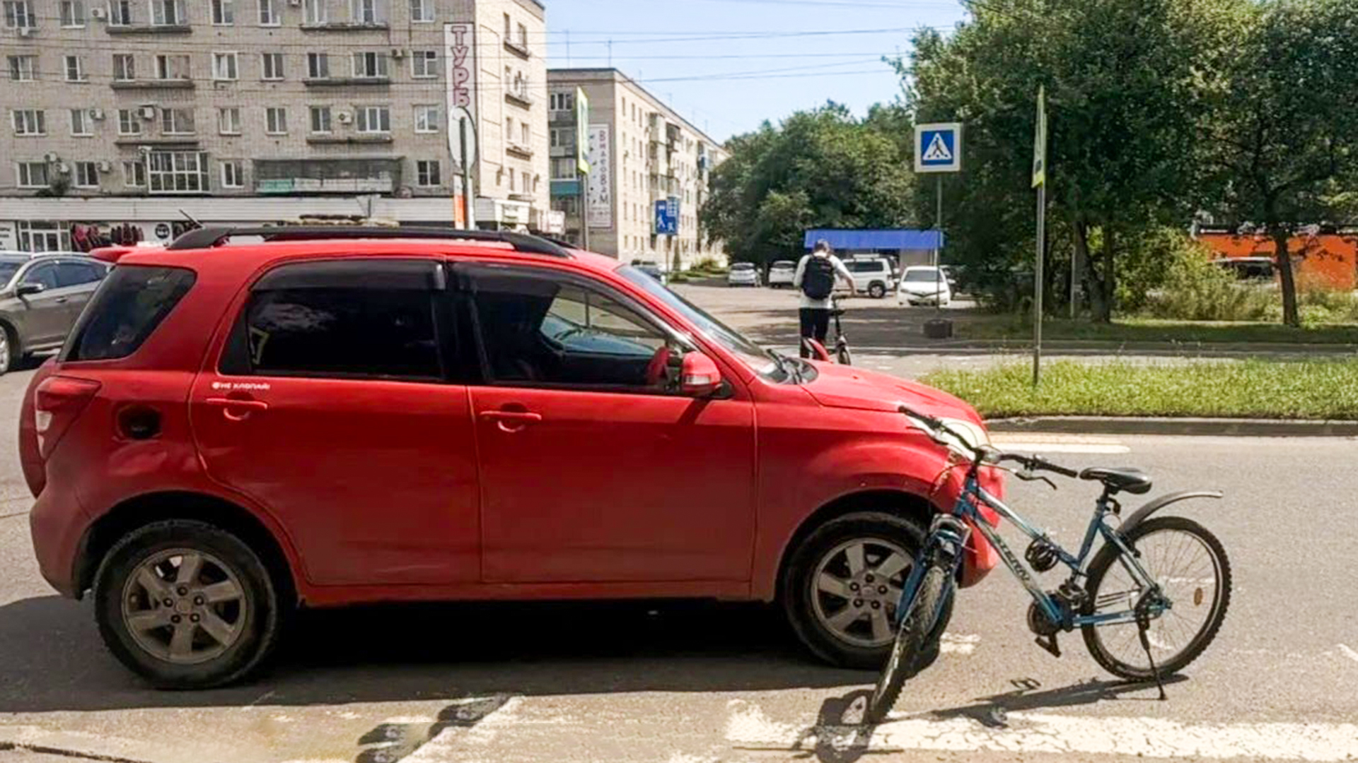 Велосипедистка спешилась при переходе дороги, но её все равно сбили