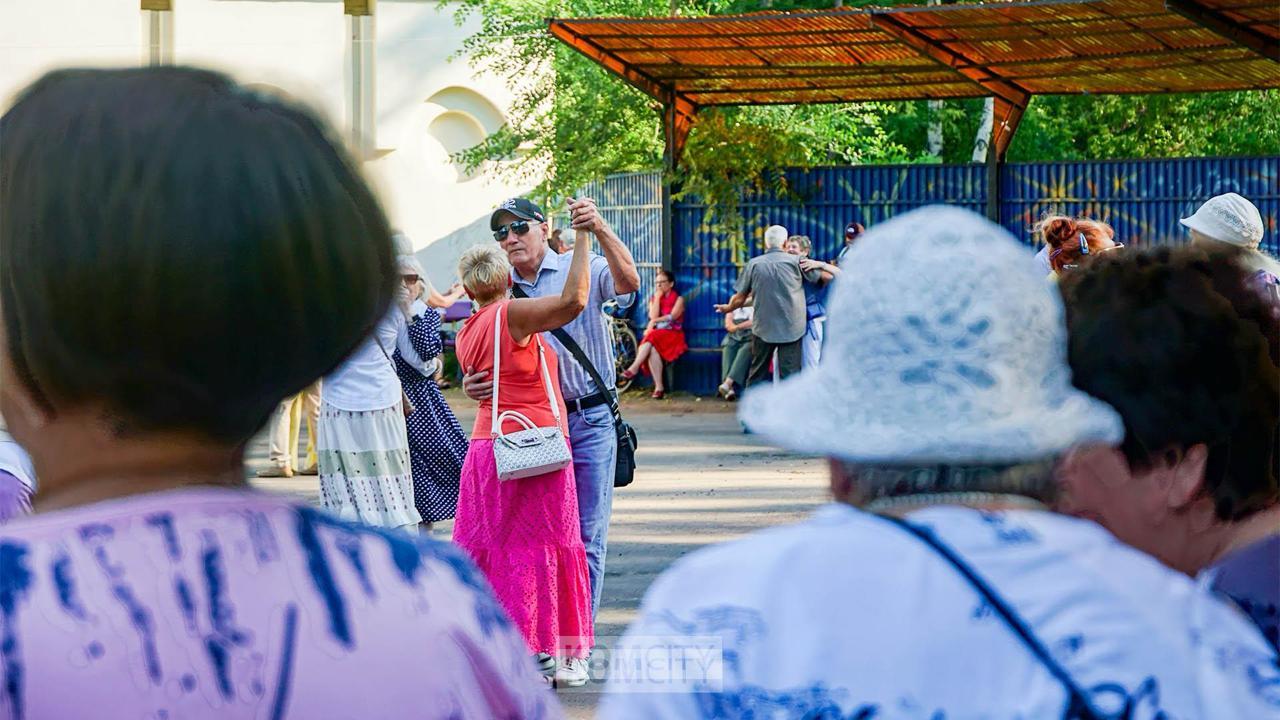 В пятницу в парке Судостроителей снова проведут танцевальный ретро-вечер 