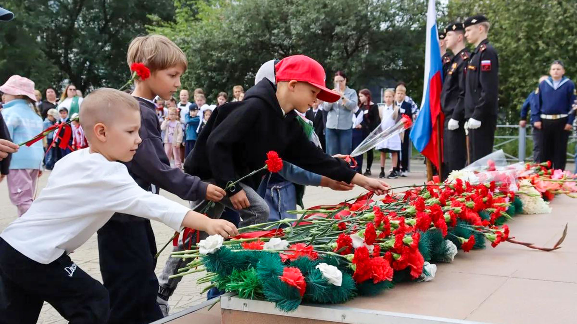 К стеле на проспекте Победы возложили цветы в память о победе над милитаристской Японией